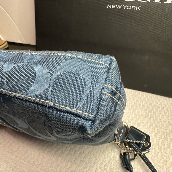 Y2K Coach Blue signature Turnlock wristlet - Picture 10 of 13